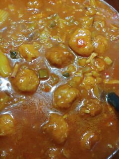 Una foto de Albóndigas de pollo con especias de Fajita y salsa de tomate mediterránea, berenjena y bacon