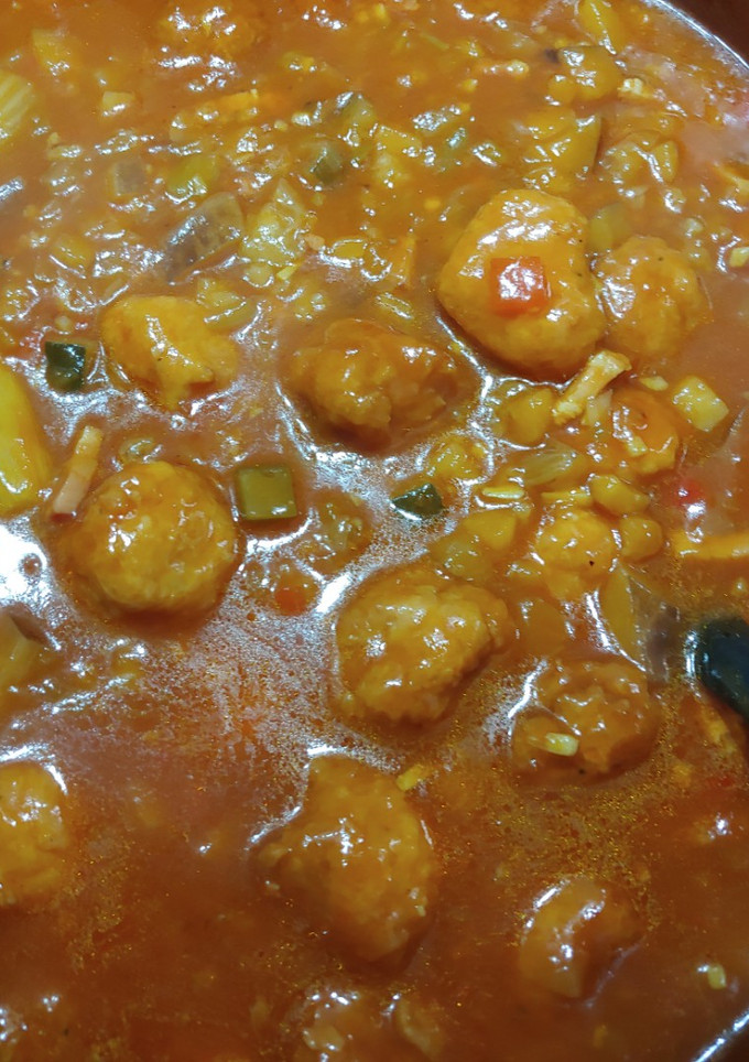 Una foto de Albóndigas de pollo con especias de Fajita y salsa de tomate mediterránea, berenjena y bacon