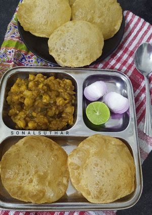 છોલે પૂરી (Chhole Poori Recipe In Gujarati) રેસીપી મુખ્ય ફોટો