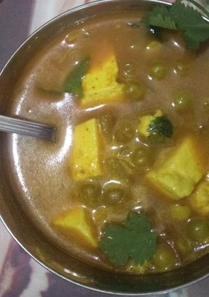 A picture of Matar paneer.