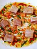 Tonno Scottato Salsa Olio e Soia Carote e Semi di Sesamo Tostati