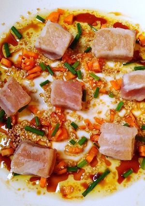 Foto di Tonno Scottato Salsa Olio e Soia Carote e Semi di Sesamo Tostati