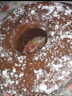 Una foto de Bizcochuelo casero decorada con dulce de leche y azúcar impalpab