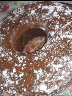 Una foto de Bizcochuelo casero decorada con dulce de leche y azúcar impalpab