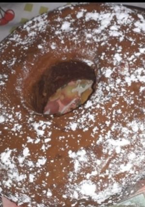 Una foto de Bizcochuelo casero decorada con dulce de leche y azúcar impalpab