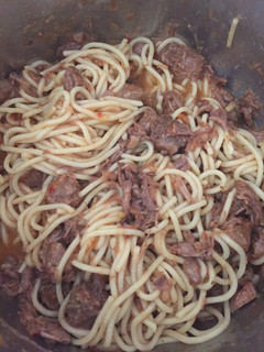 Una foto de Espaguetti con Carne guisada
