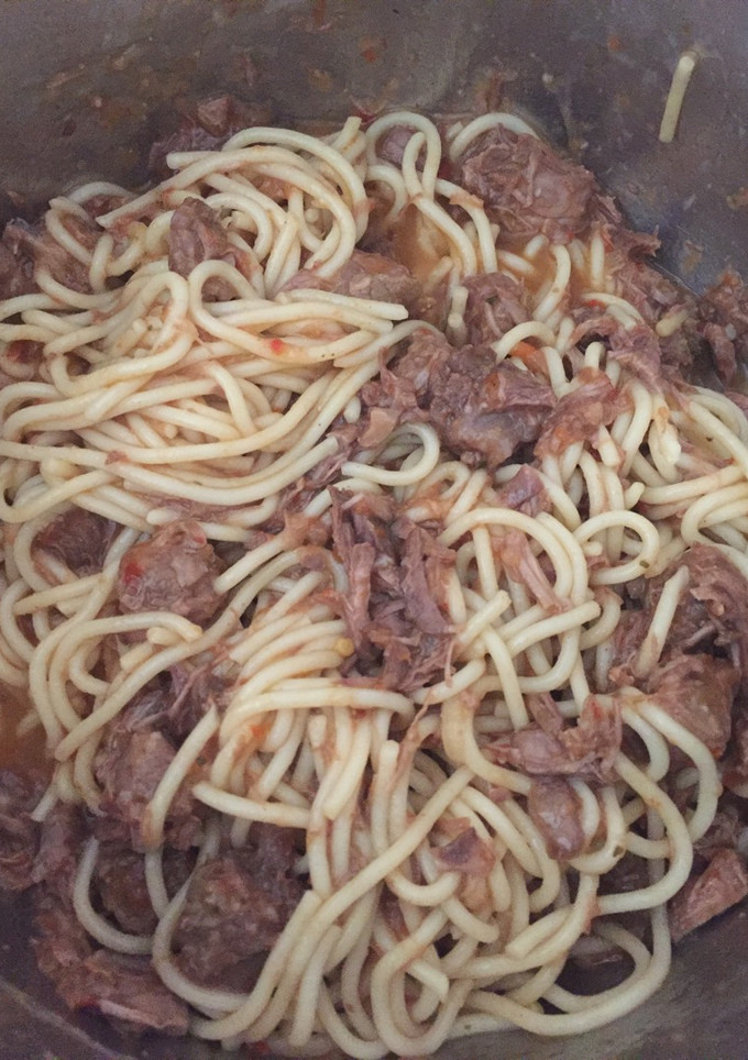 Una foto de Espaguetti con Carne guisada