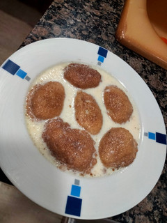 Una foto de Panecillos dulces con leche y canela