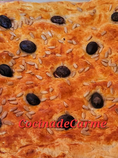 Una foto de Hojaldre de queso, bacon y pasas de corinto