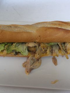 Una foto de Bocadillo de pollo asado con lechuga