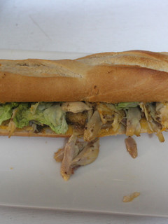 Una foto de Bocadillo de pollo asado con lechuga