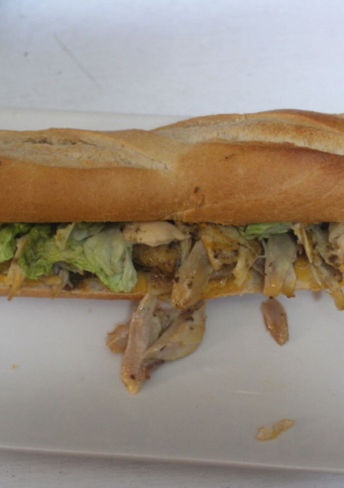 Una foto de Bocadillo de pollo asado con lechuga