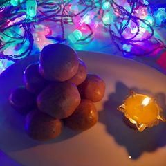 A picture of Besan ladoo.