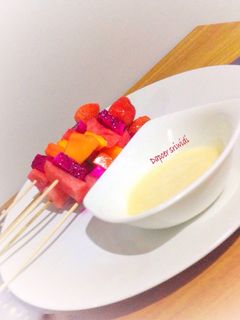 Foto resep Fruit skewers with white chocolate sauce
