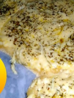 Una foto de Pan de ajo casero con muucho queso 😋😋