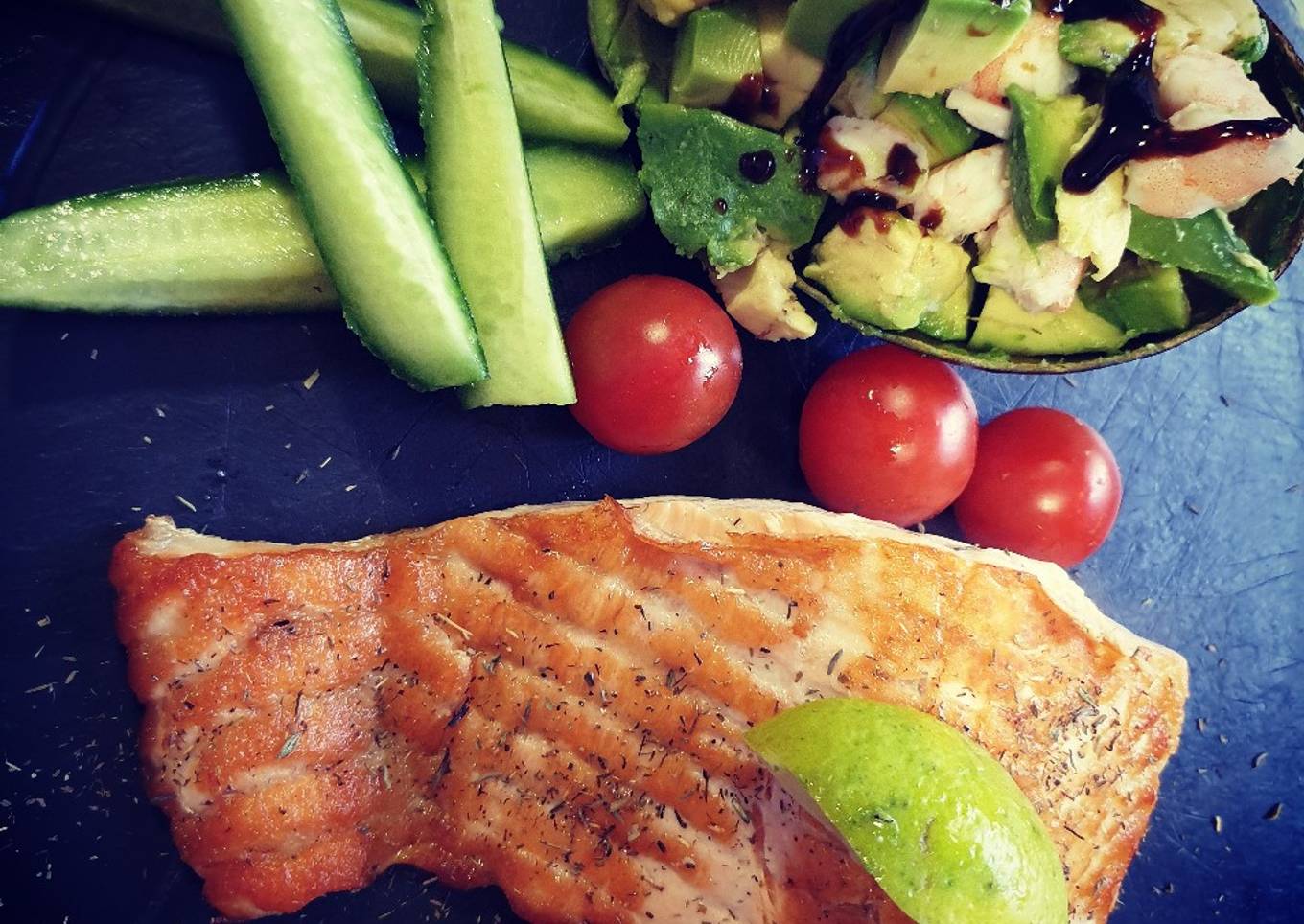 Salmón a la plancha con ensalada de aguacates y langostinos