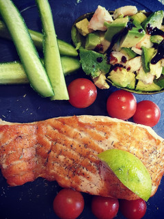 Una foto de Salmón a la plancha con ensalada de aguacates y langostinos