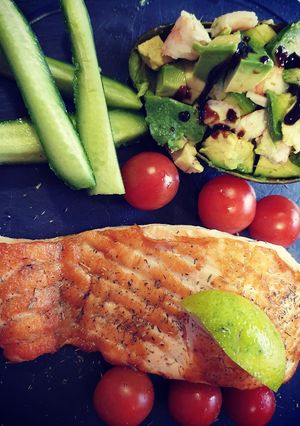 Foto principal de Salmón a la plancha con ensalada de aguacates y langostinos