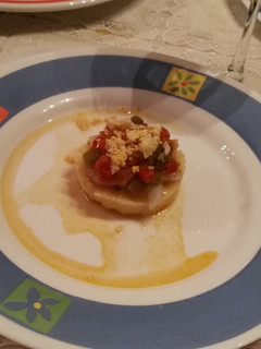 Una foto de Timbal de puré de patata con bacalao a baja temperatura y pisto