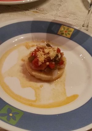 Una foto de Timbal de puré de patata con bacalao a baja temperatura y pisto