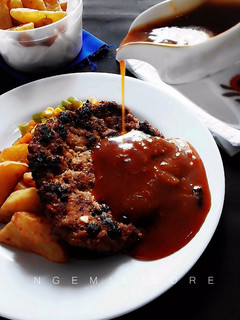 Foto resep Steak Daging Cincang dengan Saus Coklat, Potato Wedges, dan Tumis Sayuran