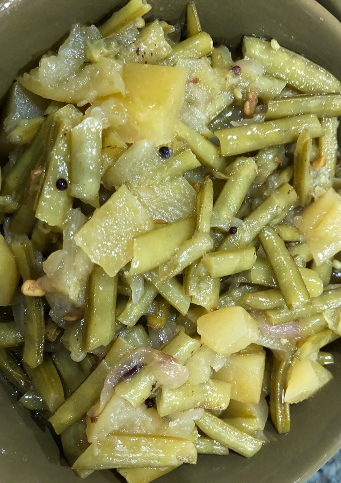 A picture of Cluster bean curry with raw mango.
