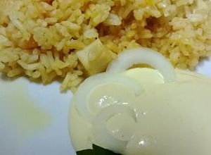 Una foto de Arroz a banda con dados de jibia y camarón