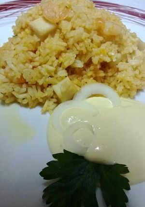 Una foto de Arroz a banda con dados de jibia y camarón
