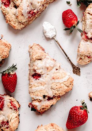 Zdjęcie przepisu Kruche porcje z truskawkami.