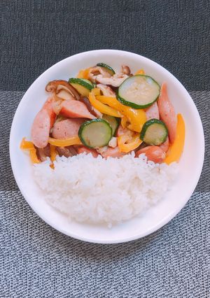 Hình của món Cơm trắng với rau củ xào xúc xích.