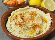 Una foto de hummus yogurt
