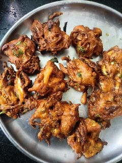 முட்டைகோஸ் போண்டா(cabbage bonda recipe in tamil) செய்முறை முக்கிய புகைப்படம்