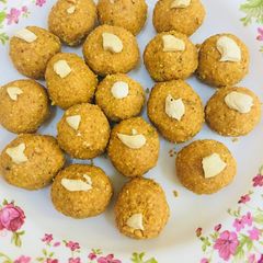 A picture of Besan ladoo.