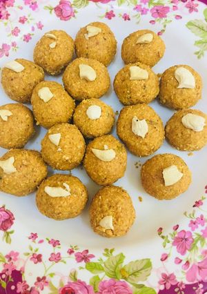 A picture of Besan ladoo.