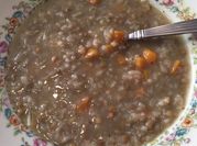 Una foto de sopa de arroz caldoso
