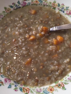 Una foto de Sopa de arroz con lentejas
