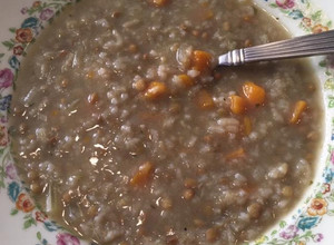 Una foto de Sopa de arroz con lentejas