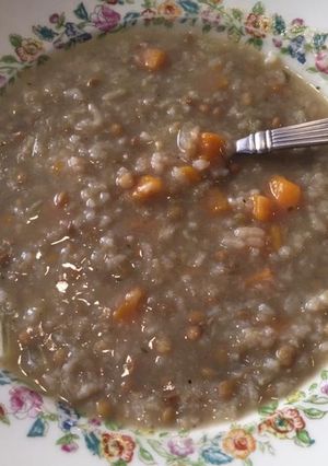 Una foto de Sopa de arroz con lentejas