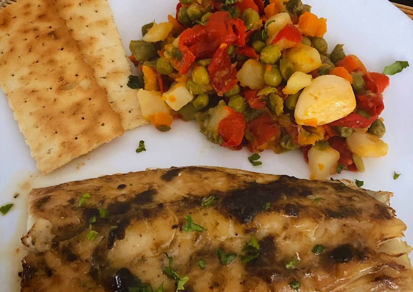 Corvina al horno a la mantequilla de ajo negro