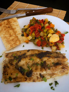 Una foto de Corvina al horno a la mantequilla de ajo negro