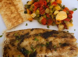 Foto principal de Corvina al horno a la mantequilla de ajo negro