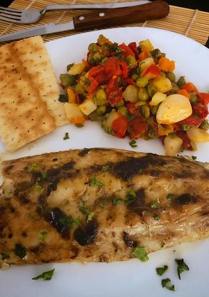 Una foto de Corvina al horno a la mantequilla de ajo negro
