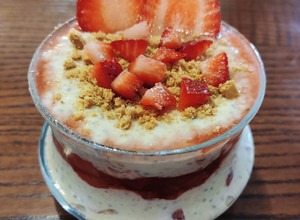 Φωτογραφία της συνταγής "Cheesecake φράουλα overnight oats" 🍓🌃