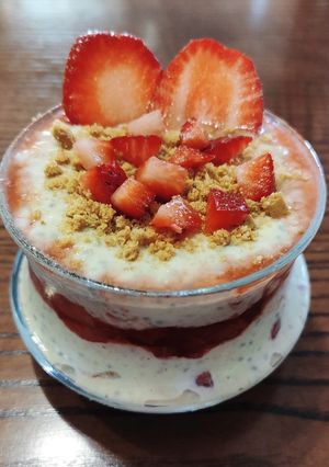 Φωτογραφία της συνταγής "Cheesecake φράουλα overnight oats" 🍓🌃