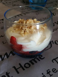 Una foto de Vasitos de fresas con mascarpone y yogur griego