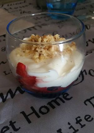 Una foto de Vasitos de fresas con mascarpone y yogur griego