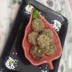 A picture of Green peas and sabudana pattice.