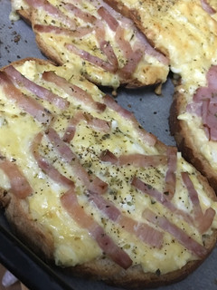 Una foto de Tostadas con huevos, queso y bacon (al horno) 🍞🧀🥓