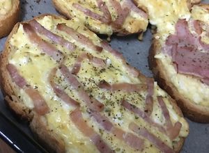 Foto principal de Tostadas con huevos, queso y bacon (al horno) 🍞🧀🥓