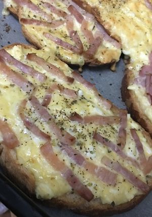 Foto principal de Tostadas con huevos, queso y bacon (al horno) 🍞🧀🥓